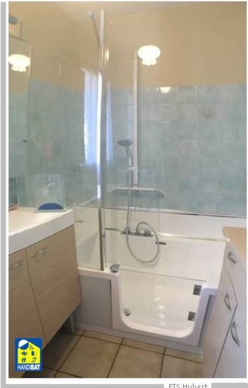 Une douche bain HANDIbat pour toute la famille !